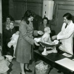 Black and white photo of a postnatal check-ups at a clinic in Dagenham (c. 1945)